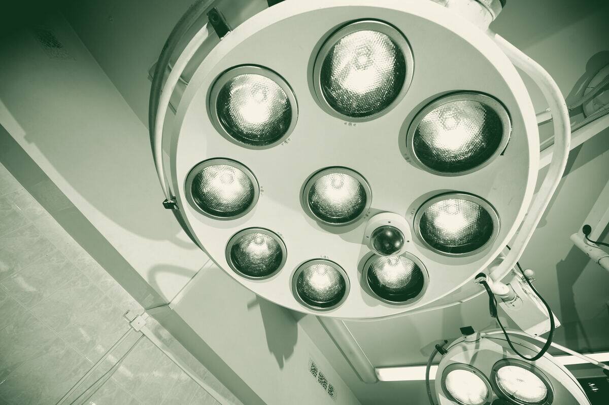 Overhead surgical lighting in the operating room